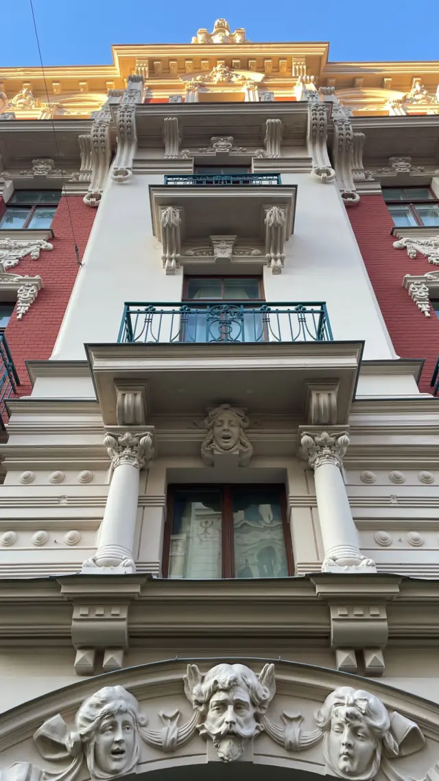 Zgrade su podizale arhitekte Ajzenštajn, Mandelstam i Pekšens