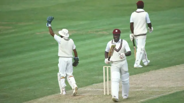 ফাইনালে আউট হয়ে মাঠ ছাড়ছেন ভিভ রিচার্ডস