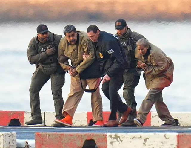 صورة أثناء إلقاء القبض على الرئيس الفانزويلي مادورو وزوجته سيليا فلوريس