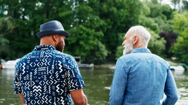 Deux homme en train de discuter