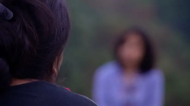 बलात्कार झालेल्या तरुणीच्या आईशी चर्चा