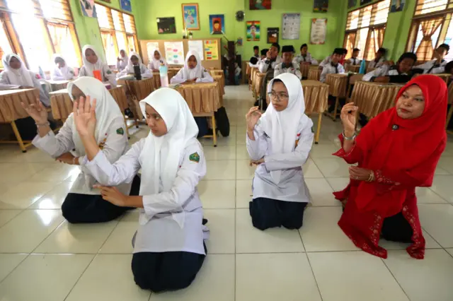 MK, SMP, sekolah gratis