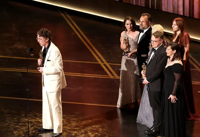 (De izquierda a derecha) David Borenstein, Alžběta Karásková, Radovan Sibrt, Pavel Talankin y Robin Hessman aceptan el premio a Mejor Documental por "Mr. Nobody Against Putin" en el escenario durante la 98ª ceremonia de los Oscars en el Dolby Theatre el 15 de marzo de 2026 en Hollywood, California. (Foto de Kevin Winter/Getty Images)