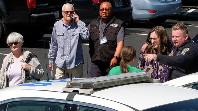 Cinco familiares e um policialcaixa economica lotofacil onlineestacionamento observando a área