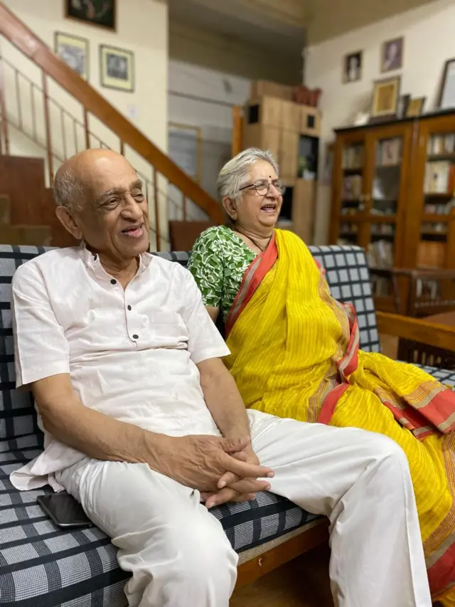 माजी न्यायाधीश नरेंद्र चपळगावकर आणि त्यांच्या पत्नी नंदिनी चपळगावकर