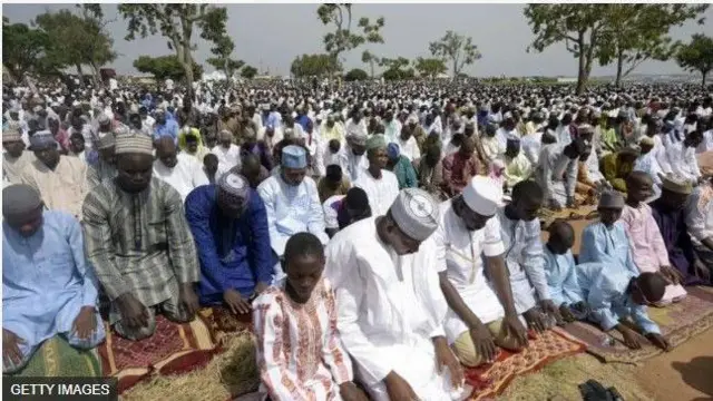 Awọn Musulumi to n kirun ni Yidi wa lori eekun wọn