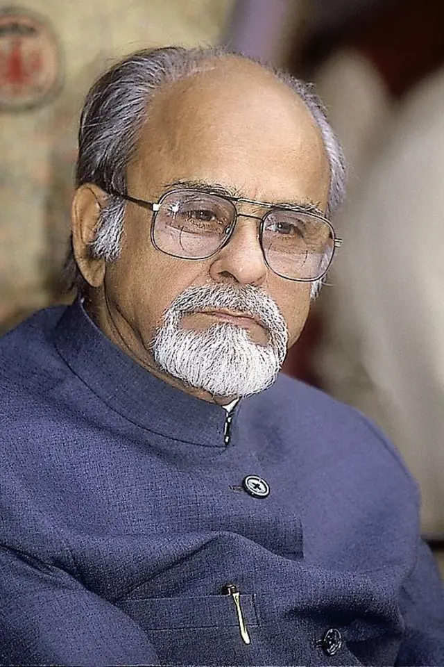 एकेकाळी इंदिरा गांधींचे निकटवर्तीय असलेले गुजराल पुढे त्यांच्या विरोधात गेले.