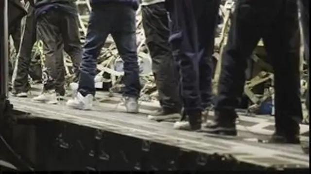 வியாழன் அன்று நடந்த இந்திய நாடாளுமன்றக் கூட்டத்தில், இச்செயலை அவமானகரமானது என்று எதிர்க்கட்சி உறுப்பினர்கள் கூறியிருந்தனர். 