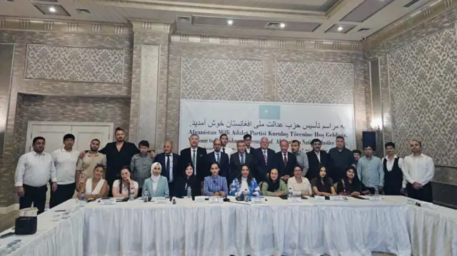 اعضای حزب تازه تاسیس در دو ردیف ایستاده و یک ردیف نشسته که خانمها هستند