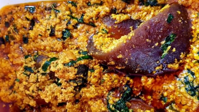 Ofe egusi e siri esi dị n'ime efere.