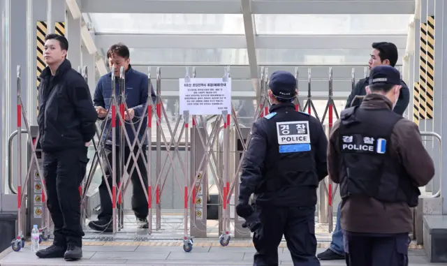 윤석열 대통령의 탄핵 심판 선고일인 4일 서울 용산구 한강진역이 무정차 통과를 실시하며 출입이 통제되고 있다