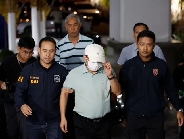 นายชวนหลิง จาง กรรมการบริษัทไชน่า เรลเวย์ นัมเบอร์ 10 (ประเทศไทย) และผู้ถือหุ้นรายใหญ่สุด ถูกจับกุมข้อหานอมีนี เมื่อวันที่ 19 เม.ย. ก่อนได้รับการประกันตัวในเวลาถัดมา