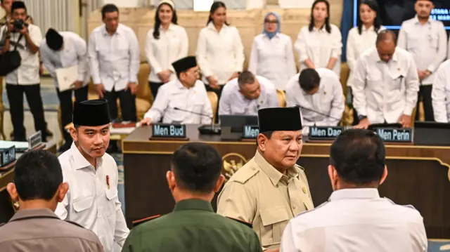 Presiden Prabowo Subianto (kedua kanan) didampingi Wakil Presiden Gibran Rakabuming Raka (kedua kiri) menyapa sejumlah pejabat sebelum memimpin Sidang Kabinet Paripurna di Istana Negara, Jakarta, Jumat (13/3/2026).