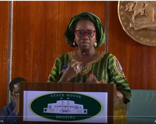 Abike Dabiri-Erewa nígbà tó ń bá àwọn aọ̀ròyìn sọ̀rọ̀