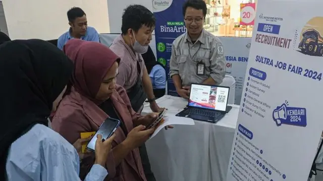 Warga mencari informasi lowongan kerja di kegiatan Sultra Job Fair 2024, di salah satu mall di Kendari, Sulawasi Tenggara, Senin (6/5/2024).
