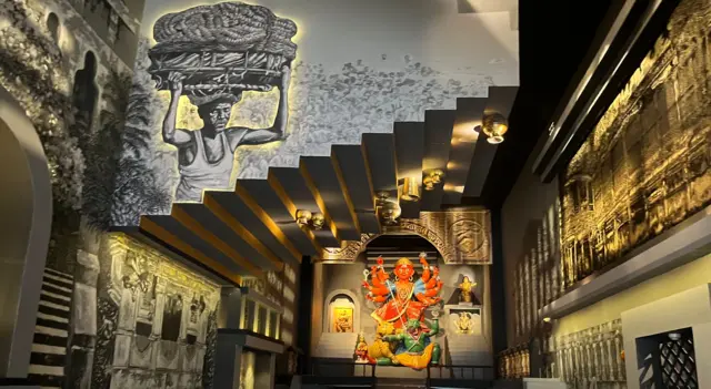 হাতিবাগান সর্বজনীন দুর্গোৎসব কমিটির পুজোর এবারের থিম 'অথঃ ঘাটকথা'।