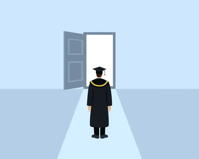 Un graduado frente a una puerta abierta
