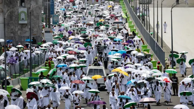 Pessoas chegando ao acampamento Minadicas apostas esportivas hojeguarda-chuva