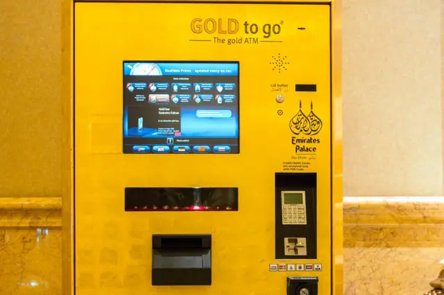 સોના અને ચાંદીનું એટીએમ જ્યાં ચૂકવણું કરીને ખરીદી કરી શકાય, સુરતમાં સોના ચાંદીનું એટીએમ, બીબીસી ગુજરાતી સમાચાર