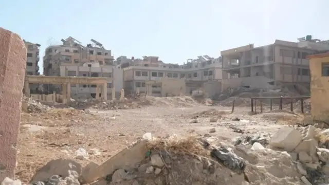 شہر کی زیادہ تر عمارتین کھنڈر میں تبدیل ہو چکی ہیں اور اس کا ذمہ دار روس کو سمجھا جاتا ہے