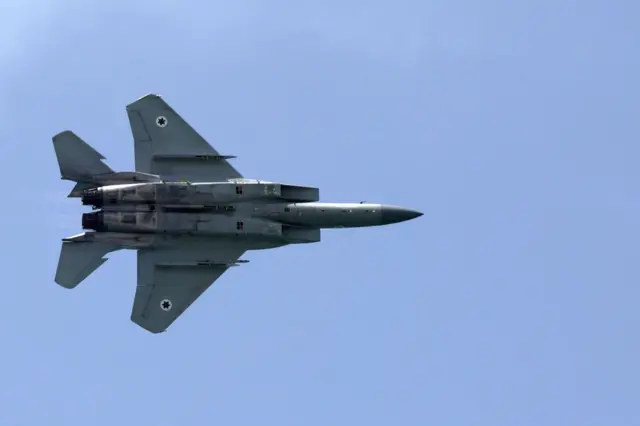 تصویری از یکی از جنگنده‌های اف‌-۱۵ ارتش اسرائیل. نیروی هوایی اسرائیل به پیشرفته‌ترین هواپیماهای نظامی آمریکایی مجهز است