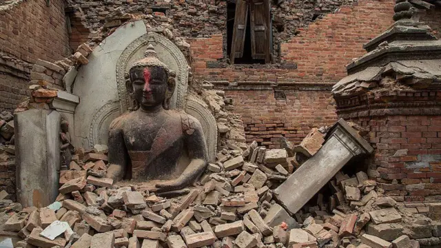 নেপালের একটি ধসে পড়া মন্দির
