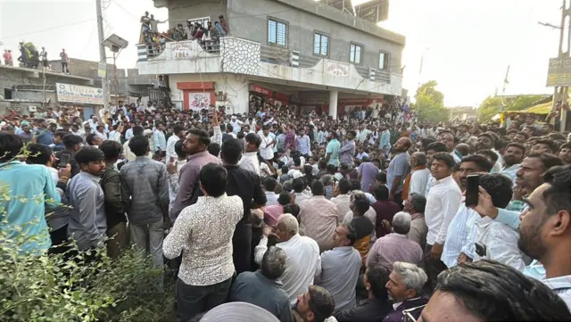 કિસાન મહાપંચાયત દરમિયાન હડદડના બાપા સીતારામ ચોકમાં એકઠા થયેલા લોકો, આમ આદમી પાર્ટી, બીબીસી ગુજરાતી 