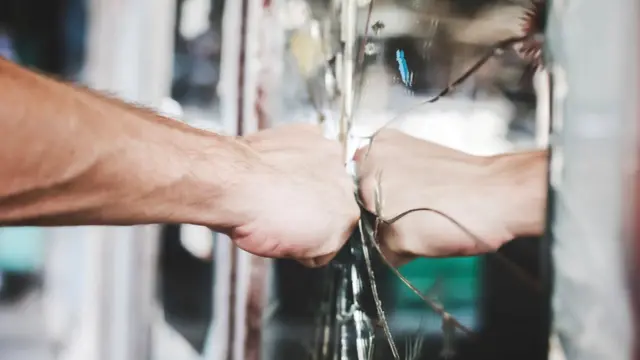 د وقفې وقفې چاودېدوونکو اختلالاتو پېښو کې ممکن د ملکیت ویجاړول او ځان یا نورو ته زیان رسول شامل وي.