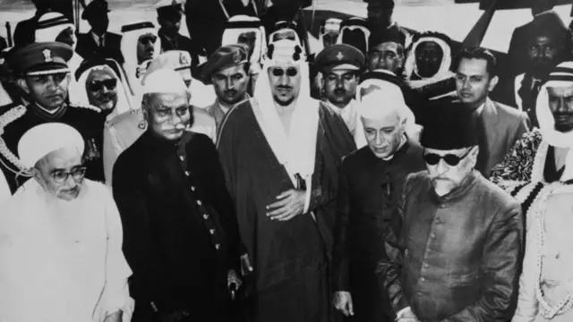 3 डिसेंबर 1955 ला दिल्लीच्या पालम विमानतळावर भारताचे पहिले राष्ट्रपती राजेंद्र प्रसाद यांनी सौदी अरबचे किंग साऊद बिन अब्दपल अजिज अल साऊद यांचं स्वागत केलं होतं. 