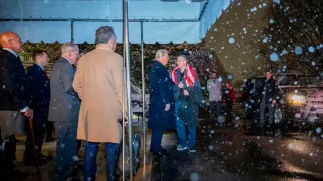 Трамп вийшов зустрічати Фогеля біля Білого дому