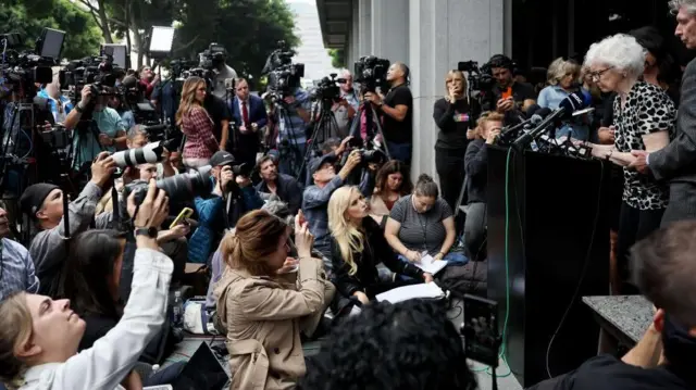 La hermana de Kitty Menéndez, Joan Anderson VanderMolen, durante su intervención.