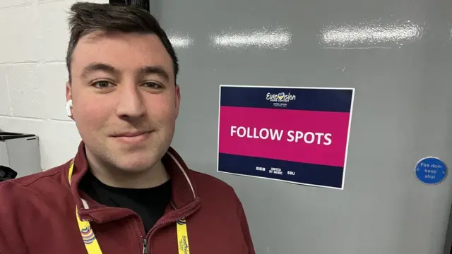 لوک از اینکه فرصت دیدن این «مراسم مهم تاریخی» را از دست می‌دهد ناراحت است