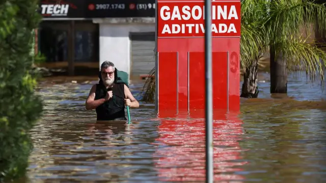 Homem caminhajogos de casino a dinheiro realárea inundada