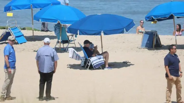 بايدن (وسط الصورة)