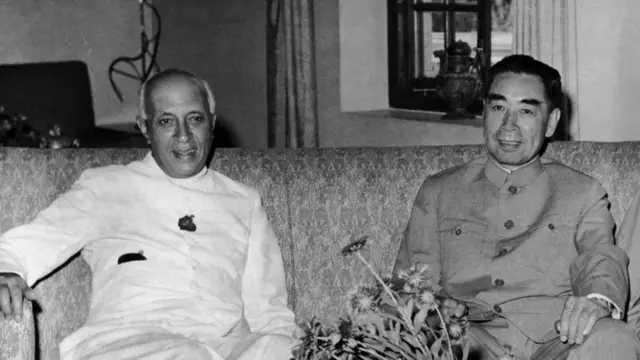 ਚੀਨ ਦੇ ਤਤਕਾਲੀ ਪ੍ਰਧਾਨ ਮੰਤਰੀ ਚੂ ਐੱਨ ਲਾਈ ਦੇ ਨਾਲ ਪੰਡਿਤ ਜਵਾਹਰਲਾਲ ਨਹਿਰੂ