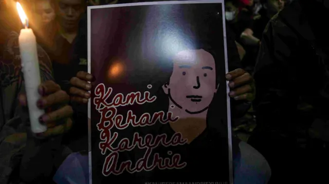 Aktivis membentangkan poster dalam aksi solidaritas doa bersama untuk Andrie Yunus di depan Kantor Komnas HAM, Jakarta, Selasa (17/3/2026). Aksi tersebut dalam rangka memberikan dukungan kepada Andrie Yunus yang tengah menjalani perawatan usai mengalami teror penyiraman air keras oleh orang tak dikenal pada Kamis (12/3) malam. 