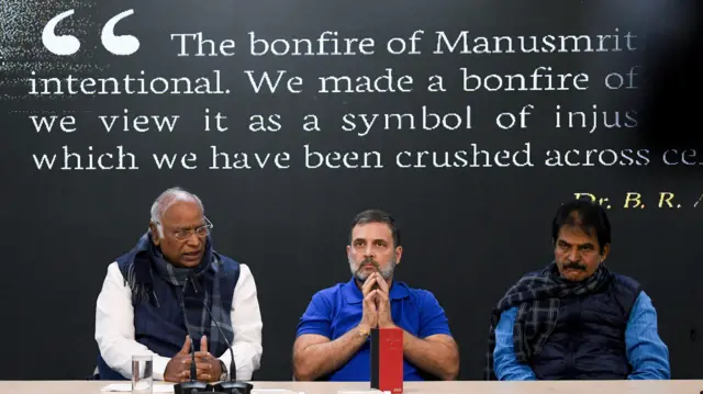 कांग्रेस अध्यक्ष मल्लिकार्जुन खड़गे, लोकसभा में विपक्ष के नेता राहुल गांधी और कांग्रेस सांसद केसी वेणुगोपाल