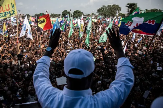 Martin Fayulu, salue ses partisans lors d'un rassemblement contre les résultats des élections présidentielles, le 2 février 2019 à Kinshasa.