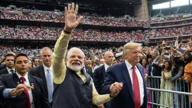 'हाऊडी मोदी' कार्यक्रमात अमेरिकेतील भारतीय वंशाच्या समुदायाचं अभिवादन स्वीकार करताना भारताचे पंतप्रधान नरेंद्र मोदी आणि अमेरिकेचे राष्ट्राध्यक्ष डोनाल्ड ट्रम्प