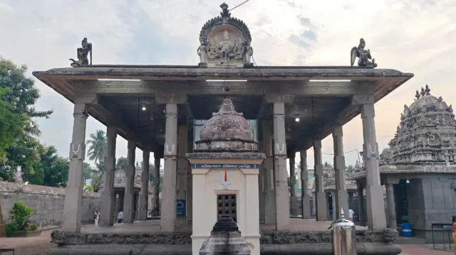 மனைவிக்காக மக்களிடம் பணம் கொடுத்து நிலம் வாங்கிய இரண்டாம் ராஜேந்திர சோழன்