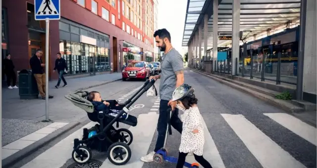 ایک والد اپنے بچوں کے ساتھ