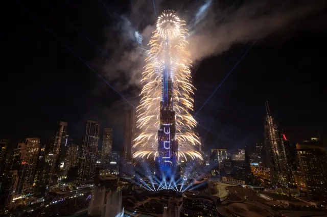 Дүйнөдөгү эң бийик Бурж Халифа имаратында жаңы жылдык шоу өттү