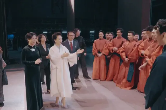 Bên trong Trung tâm Biểu diễn Nghệ thuật Quốc gia Bắc Kinh, bà Bành Lệ Viện (ở giữa), giới thiệu các nghệ sĩ biểu diễn với bà Ngô Phương Ly (thứ hai từ trái sang)
