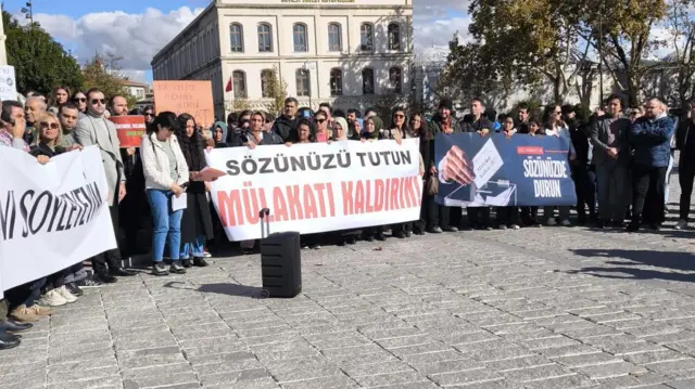 Pankart tutan insanlar