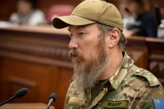 Роберт Бровді є одним із найвідоміших українських командирів. На фотографії він під час виступу в Верховній Раді в 2023 році