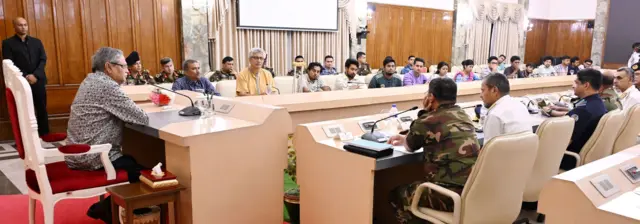 ছয়ই অগাস্ট অন্তর্বর্তীকালীন সরকারের রূপরেখা নিয়ে রাষ্ট্রপতি মোঃ সাহাবুদ্দিনের সাথে বৈঠক করেছেন তিন বাহিনীর প্রধান, ঢাকা বিশ্ববিদ্যালয়ের দু'জন শিক্ষক ও বৈষম্যবিরোধী ছাত্র আন্দোলনের ১৩ সমন্বয়ক