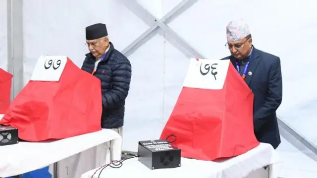 पार्टीको ११ औँ महाधिवेशनमा मतदान गर्दै एमाले अध्यक्षका उम्मेदवार पूर्वप्रधानमन्त्री केपी शर्मा ओली र नेता ईश्वर पोखरेल