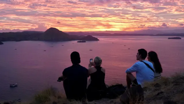 Wisatawan menunggu momen matahari terbit di Pulau Padar.