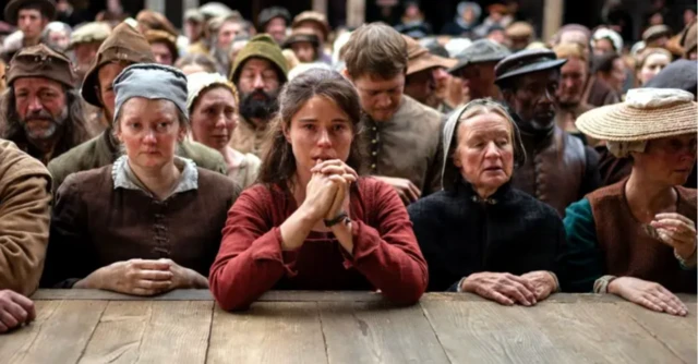 Bir tiyatro sahnesini izleyen çok sayıda kişiyi görüyoruz. En öndeki aktris ellerini kavuşturmuş izlediği şeye bakarken ağlıyor.