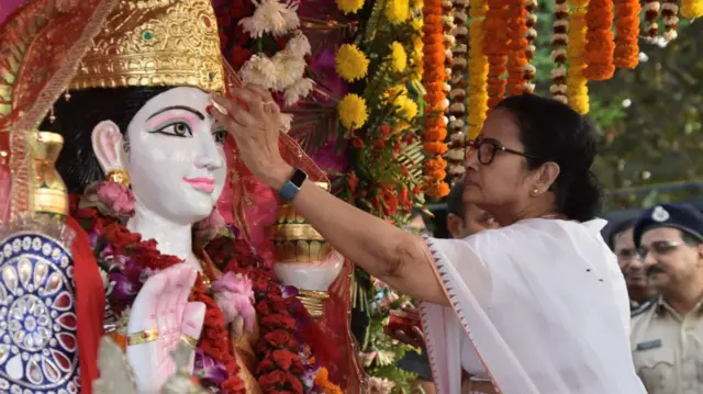 গঙ্গা আরতির সূচনা করছেন মমতা ব্যানার্জী
